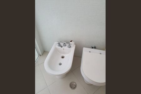 Apartamento à venda com 126m², 2 quartos e sem vaga Apartamento à venda com 126m², 2 quartos e sem vagaBanheiro com piso de azulejos brancos e paredes de azulejos brancos, com uma pia branca e um vaso sanitário branco.