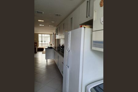 Apartamento à venda com 126m², 2 quartos e sem vaga Apartamento à venda com 126m², 2 quartos e sem vagaCozinha com geladeira, fogão e pia, com iluminação boa e decoração básica.