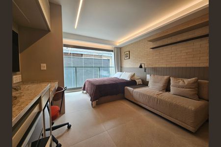 Studio à venda com 24m², 1 quarto e sem vaga Studio à venda com 24m², 1 quarto e sem vagaQuarto com cama simples, sofá, mesa e cadeira, com vista para a varanda.