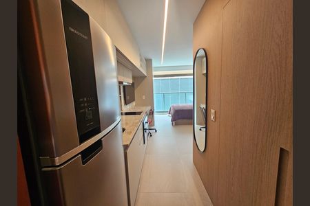 Studio à venda com 24m², 1 quarto e sem vaga Studio à venda com 24m², 1 quarto e sem vagaCocina moderna con muebles de madera y electrodomésticos de alta gama.