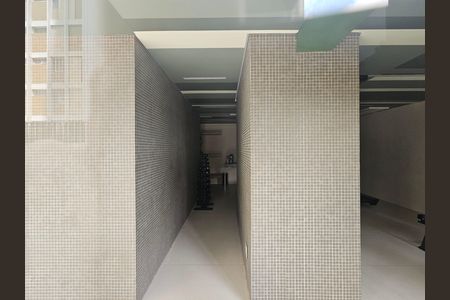 Studio à venda com 24m², 1 quarto e sem vaga Studio à venda com 24m², 1 quarto e sem vagaCorredor de academia com paredes de azulejos e piso de cerâmica, iluminado por luz natural e artificial.