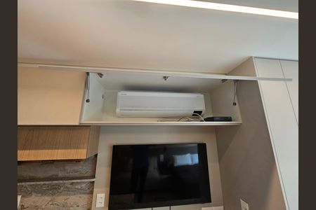 Studio à venda com 24m², 1 quarto e sem vaga Studio à venda com 24m², 1 quarto e sem vagaCabinete com ar condicionado e TV montada na parede, com iluminação adequada e acabamento de alta qualidade.