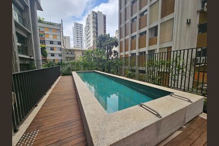 Studio à venda com 24m², 1 quarto e sem vaga Studio à venda com 24m², 1 quarto e sem vagaPiscina em apartamento com vista para o jardim e edifícios ao fundo.