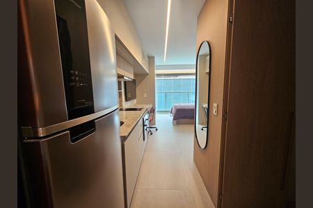Studio à venda com 24m², 1 quarto e sem vaga Studio à venda com 24m², 1 quarto e sem vagaCocina moderna con muebles de madera y electrodomésticos de alta gama.