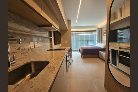 Quarto com cama, TV e ar condicionado, com vista para a cidade. de kitnet/studio à venda com 1 quarto, 24m² em Jardim Paulista, São Paulo