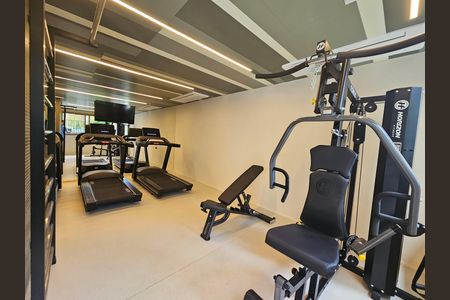 Studio à venda com 24m², 1 quarto e sem vaga Studio à venda com 24m², 1 quarto e sem vagaSala de academia com equipamentos de ginástica e televisão.