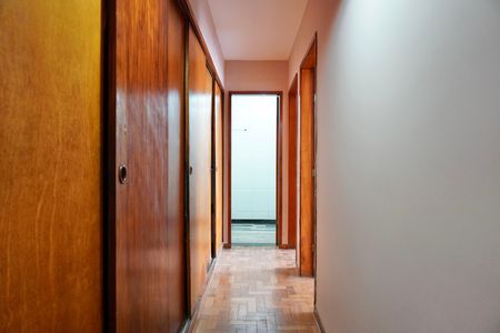 Corredor  de apartamento para alugar com 2 quartos, 70m² em Funcionários, Belo Horizonte
