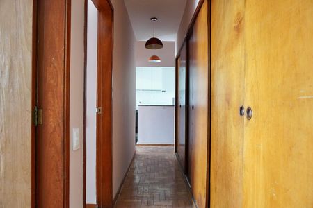 Corredor  de apartamento para alugar com 2 quartos, 70m² em Funcionários, Belo Horizonte