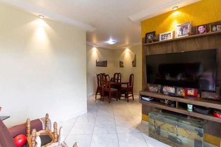 Apartamento à venda com 80m², 3 quartos e 1 vagaSala com mesa de jantar, TV e móveis de madeira, iluminação adequada, piso de porcelanato, parede amarela, com um aquário de peixes.