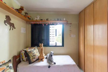Apartamento à venda com 80m², 3 quartos e 1 vagaQuarto infantil com tema de animais, com cama simples e móveis de madeira, com decoração colorida e animada.