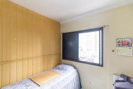 Apartamento à venda com 80m², 3 quartos e 1 vagaCama simples com colchão e cortina, com vista para o prédio ao lado.