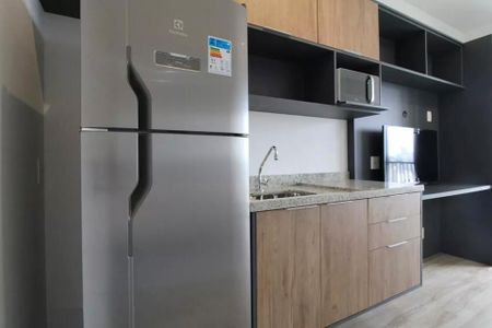 Cocina moderna con nevera, microondas y lavavajillas, iluminación buena, piso de madera, encimera de granito, sin muebles de cocina. de kitnet/studio à venda com 2 quartos, 23m² em Jardim das Acacias, São Paulo
