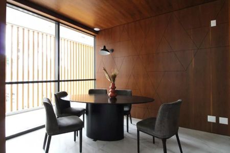 Tabela redonda com quatro cadeiras, parede de madeira e janela grande. de kitnet/studio à venda com 2 quartos, 23m² em Jardim das Acacias, São Paulo