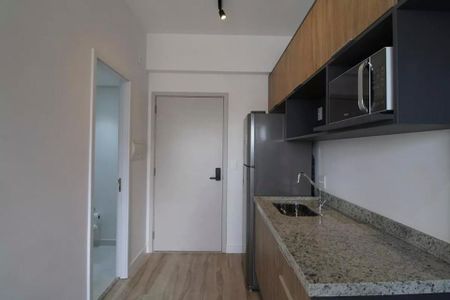 Cozinha com geladeira, microondas e pia, com iluminação adequada e acabamento em granito. de kitnet/studio à venda com 2 quartos, 23m² em Jardim das Acacias, São Paulo