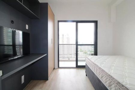 Quarto com cama simples, TV e janela com vista para o lado de fora. de kitnet/studio à venda com 2 quartos, 23m² em Jardim das Acacias, São Paulo