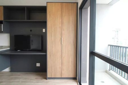 Banheiro com móveis de madeira e piso de porcelanato, com uma janela grande e iluminação boa. de kitnet/studio à venda com 2 quartos, 23m² em Jardim das Acacias, São Paulo