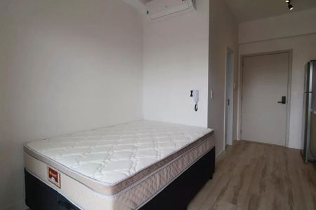 Cama simples com colchão de espuma e cama de madeira, em um quarto pequeno e iluminado. de kitnet/studio à venda com 2 quartos, 23m² em Jardim das Acacias, São Paulo