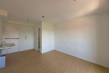 Espaço de cozinha com pés e paredes brancas, iluminação natural, piso de madeira e pés de cozinha. de apartamento à venda com 1 quarto, 25m² em Itaim Bibi, São Paulo
