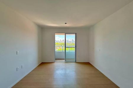 Apartamento à venda com 25m², 1 quarto e sem vaga Apartamento à venda com 25m², 1 quarto e sem vagaParede branca, janela com vista para o parque e prédio de apartamentos no horizonte.