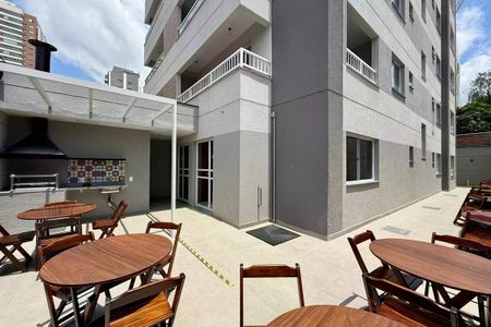Apartamento à venda com 25m², 1 quarto e sem vaga Apartamento à venda com 25m², 1 quarto e sem vagaVaranda com churrasqueira e mesas de madeira, com vista para o céu azul e nuvens brancas.