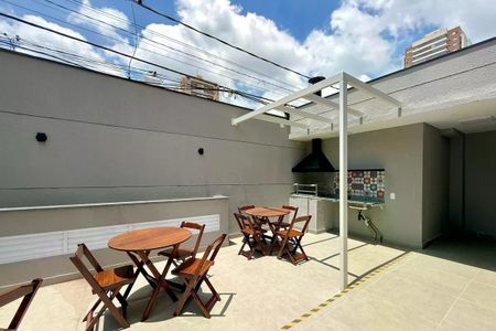 Apartamento à venda com 25m², 1 quarto e sem vaga Apartamento à venda com 25m², 1 quarto e sem vagaVaranda com churrasqueira e mesa de jantar, com vista para o céu azul e nuvens brancas.