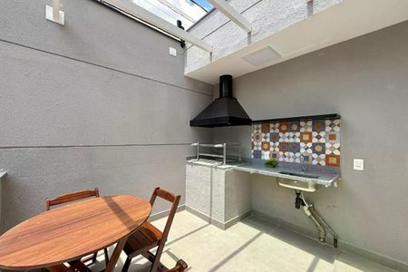 Patio com mesa e cadeiras, com vista para o céu azul e nuvens brancas. de apartamento à venda com 1 quarto, 25m² em Itaim Bibi, São Paulo