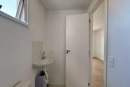 Banheiro com pia e vaso sanitário, com janela e porta aberta, iluminado por luz natural e artificial. de apartamento à venda com 1 quarto, 25m² em Itaim Bibi, São Paulo