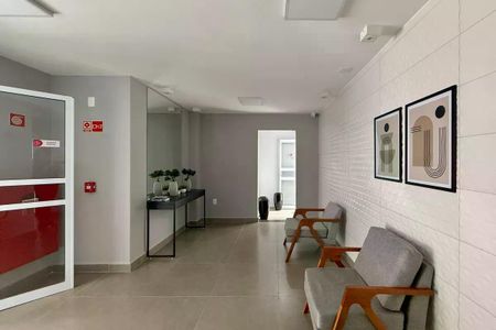 Apartamento à venda com 25m², 1 quarto e sem vaga Apartamento à venda com 25m², 1 quarto e sem vagaParede com porta de vidro e mesa com plantas, com um ambiente moderno e bem iluminado.
