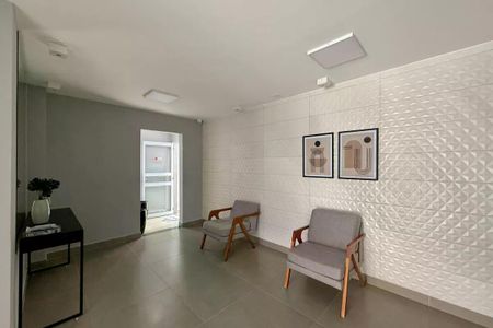 Banheiro com duas cadeiras e uma parede de azulejos brancos. de apartamento à venda com 1 quarto, 25m² em Itaim Bibi, São Paulo