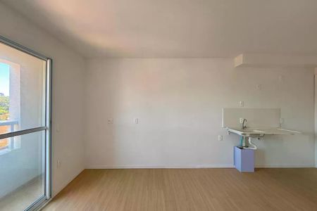 Banheiro com pia e vaso sanitário, com vista para o jardim. de apartamento à venda com 1 quarto, 25m² em Itaim Bibi, São Paulo