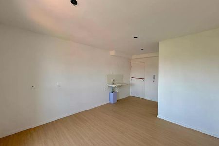 Espaço de cozinha com pés e iluminação adequada, sem aparelhos de cozinha. de apartamento à venda com 1 quarto, 25m² em Itaim Bibi, São Paulo