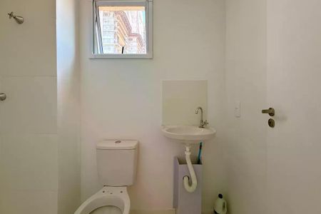 Apartamento à venda com 25m², 1 quarto e sem vaga Apartamento à venda com 25m², 1 quarto e sem vagaBanheiro com pia e vaso sanitário, com uma janela pequena e iluminação boa.