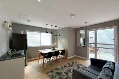 Sala com mesa de madeira e cadeiras pretas, com uma vista para a varanda. de apartamento à venda com 1 quarto, 25m² em Itaim Bibi, São Paulo