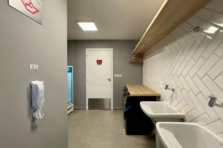Apartamento à venda com 25m², 1 quarto e sem vaga Apartamento à venda com 25m², 1 quarto e sem vagaBanheiro com dois lavabos e uma pia, com uma porta branca e um chão de porcelanato.