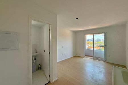 Banheiro com pia e vaso sanitário, com vista para a cidade. de apartamento à venda com 1 quarto, 25m² em Itaim Bibi, São Paulo