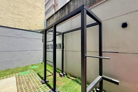 Apartamento à venda com 25m², 1 quarto e sem vaga Apartamento à venda com 25m², 1 quarto e sem vagaPátio com equipamento de treino ao ar livre, com gramado e parede de concreto.