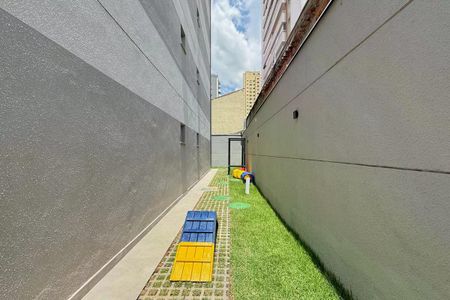 Apartamento à venda com 25m², 1 quarto e sem vaga Apartamento à venda com 25m², 1 quarto e sem vagaPátio com churrasqueira e mobília colorida, com vista para edifícios altos e céu azul com nuvens.
