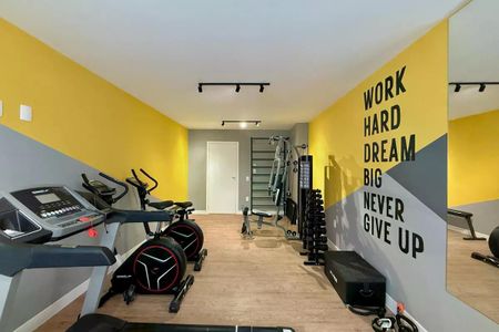 Apartamento à venda com 25m², 1 quarto e sem vaga Apartamento à venda com 25m², 1 quarto e sem vagaGinásio com equipamentos de treino e decoração inspiradora, com uma mensagem motivadora na parede.