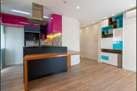 Cozinha moderna com iluminação adequada e móveis coloridos. de apartamento à venda com 2 quartos, 50m² em Pinheiros, São Paulo