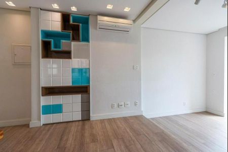 Casa com móveis modernos e iluminação adequada, com um ar condicionado no teto. de apartamento à venda com 2 quartos, 50m² em Pinheiros, São Paulo