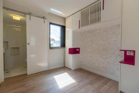 Banheiro com chuveiro e pia, com uma janela e iluminação adequada. de apartamento à venda com 2 quartos, 50m² em Pinheiros, São Paulo