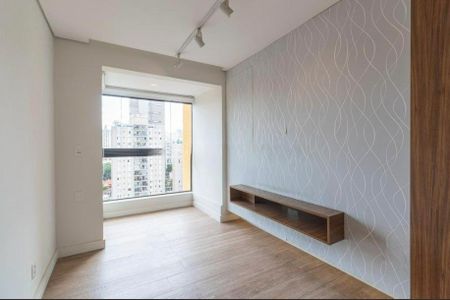 Sala com paredes brancas, piso de madeira e prateleiras de madeira, com vista para o prédio ao lado. de apartamento à venda com 2 quartos, 50m² em Pinheiros, São Paulo