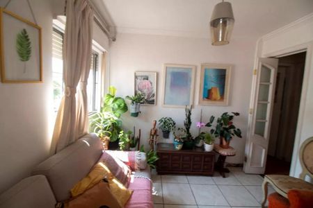 Sala com móveis e plantas, iluminada por luz natural e com um ambiente acolhedor. de apartamento à venda com 2 quartos, 72m² em Jardim das Acacias, São Paulo