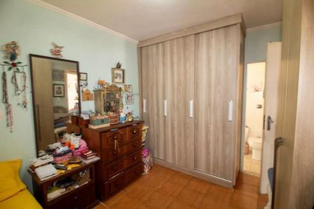 Quarto com mobília simples, piso de cerâmica e banheiro privativo. de apartamento à venda com 2 quartos, 72m² em Jardim das Acacias, São Paulo