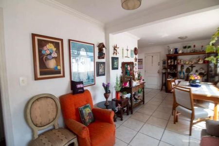 Sala com móveis e decoração simples, com um ambiente acolhedor e iluminado. de apartamento à venda com 2 quartos, 72m² em Jardim das Acacias, São Paulo