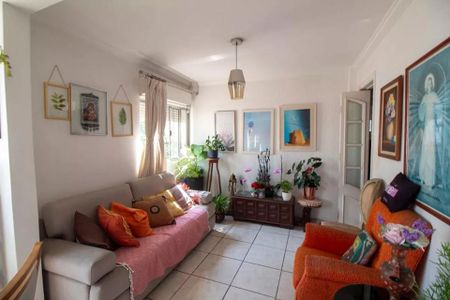 Sala com sofá, cadeira e quadros na parede, com iluminação natural e decoração simples. de apartamento à venda com 2 quartos, 72m² em Jardim das Acacias, São Paulo