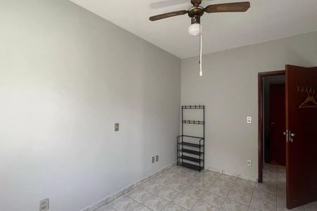 Quarto com piso de porcelanato, teto com ventilador e porta de madeira. de casa à venda com 4 quartos, 168m² em Parque Taquaral, Campinas
