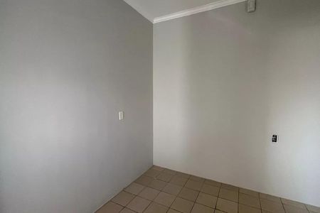 Quarto com paredes brancas e piso de azulejos, sem móveis ou decoração. de casa à venda com 4 quartos, 168m² em Parque Taquaral, Campinas