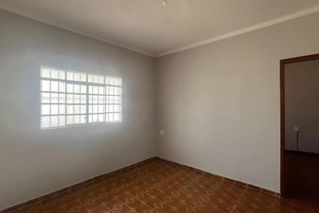 Quarto com parede branca, teto branco, piso de azulejo e janela com persianas de madeira. de casa à venda com 4 quartos, 168m² em Parque Taquaral, Campinas