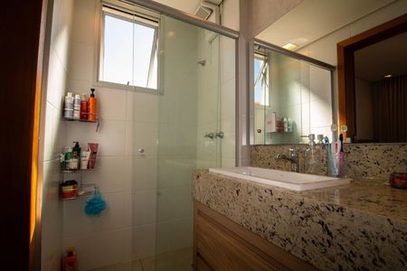 Apartamento à venda com 65m², 2 quartos e 2 vagas Apartamento à venda com 65m², 2 quartos e 2 vagasBanheiro da Suite